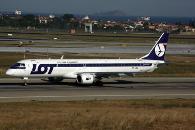 LOT EMBRAER 195 IST RF 5K5A3235.jpg