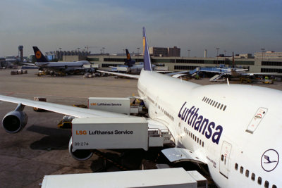 LUFTHANSA AIRCRAFT FRA RF 322 4.jpg