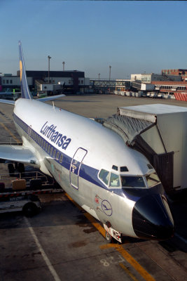 LUFTHANSA BOEING 737 200 FRA RF 200 7.jpg