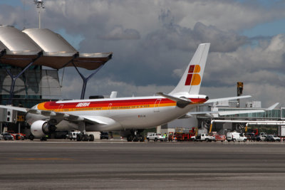 IBERIA AIRBUS A330 300 MAD RF IMG_0658.jpg