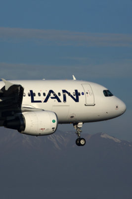 LAN AIRBUS A319 SCL RF 5K5A2161.jpg