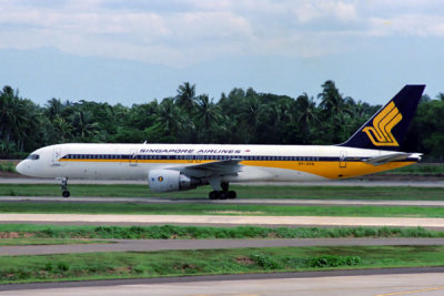 SINGAPORE AIRLINES BOEING 757 200 CGK RF 120 3.jpg
