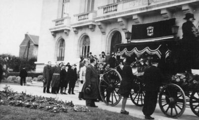 corbillard devant mairie en 1947