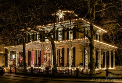 Mainstay Inn ~ decked out for Christmas