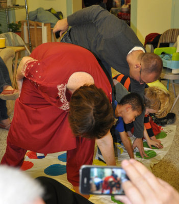 Vicki, Joseph, Daniel, Samuel, Pierce and Luke put their left hand on green.