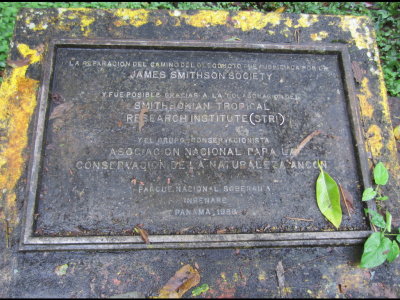 The plaque on Camino del Oleoducto