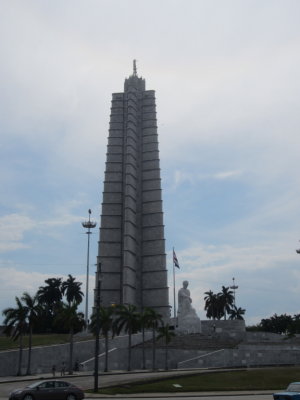 This tower and statue commemorate the revolution
and Cuba's hero of the revolution against Spain, Jose Marti.
The tower is the highest point in Cuba and is shaped like the 5-pointed star of the flag.
