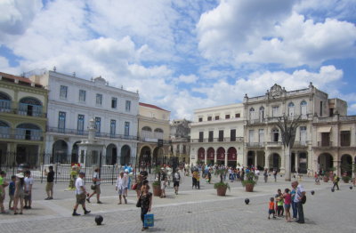 The facades of the buildings in Plaza de la Catedral, Cathedral Square, had been renovated
and before-and-after photos were posted in front of each one.
In the center of the square, they had colorfully painted cats like our OKC bison.