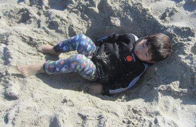 Meanwhile, Zeke relaxed in a hole he dug in the sand.