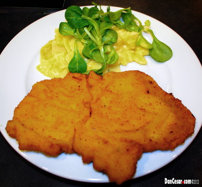 Schweinsschnitzel gebacken (Baked Pork Cutlet)