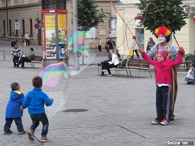 Children playing in náměstí Svobody (Freedom Square).