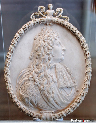 Louisa XVI, Ovalni medaljon s portretom