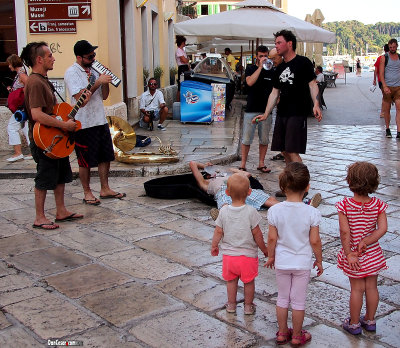 Street Performers...young admirers 