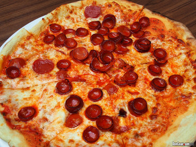 A Greasy but very Tasty Pepperoni Pizza 