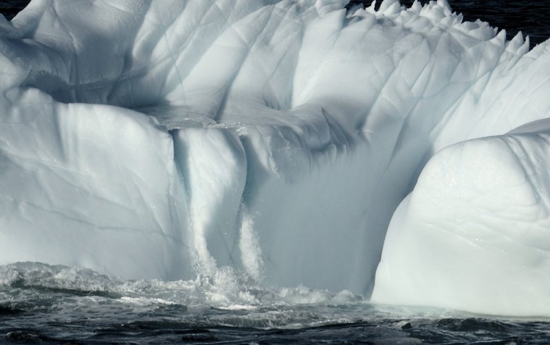 DSC09414 - Waterfalls on an Iceberg