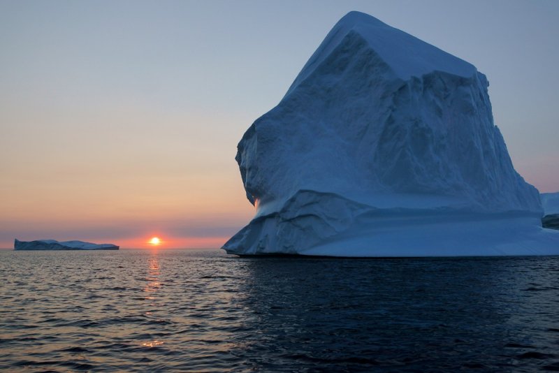 DSC01930 - Iceberg at Sunset