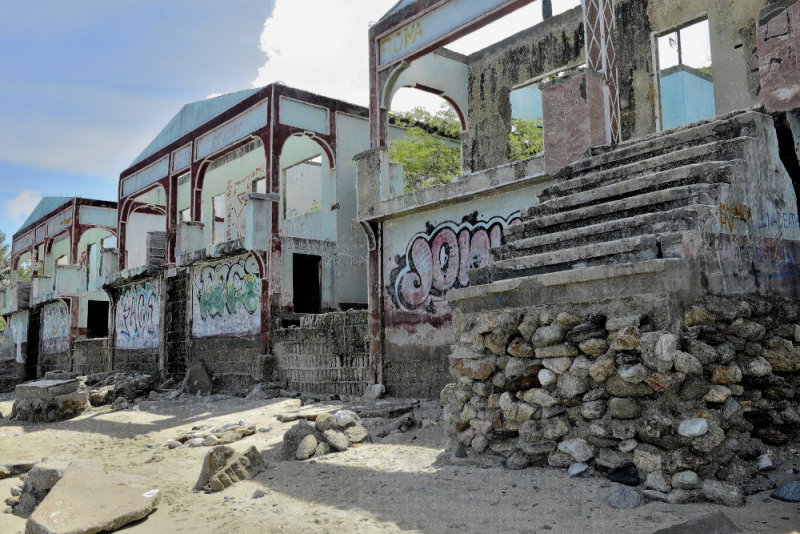_DSC0982.JPG Derelict resort houses of yore