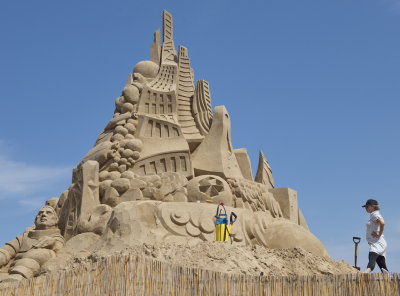 There was a sand castle contest along the anbankement.