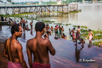 Kolkata ghats: morning rituals