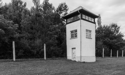 57_Dachau_guard_tower.jpg