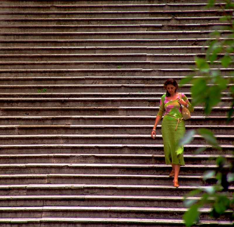 Mujer bajando escaleras