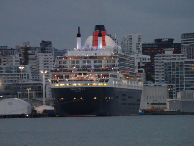 Queen Mary 2-1