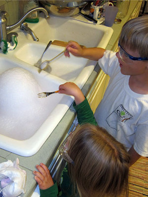 Creating foam mounds in the sink