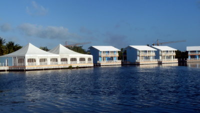 Habitations et resto sur le bord du lac