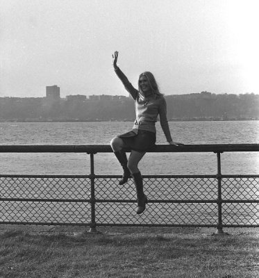 Inge in front of  Hudson River and New Jersey.