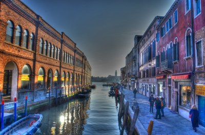 Shoppers in Murano.jpg