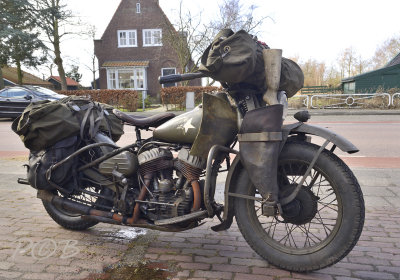 1942 Harley Davidson, trekt slakkensporen over de weg (olie)