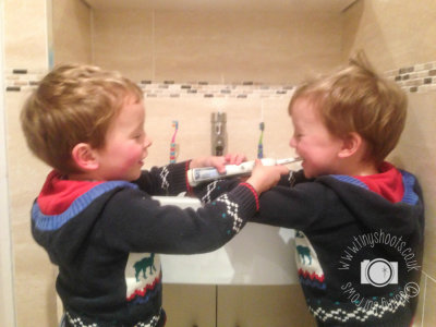 7th January_twins brushing teeth_IMG_2572.jpg