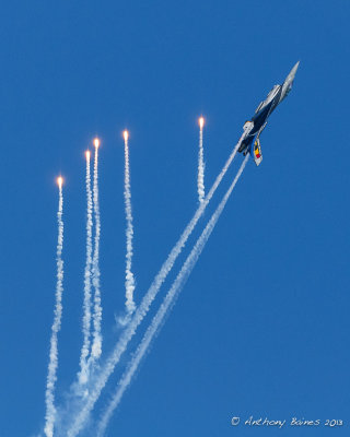 Belgian F-16 pops flares at Eastbourne Aishow
