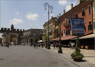 Vérone, piazza Brŕ