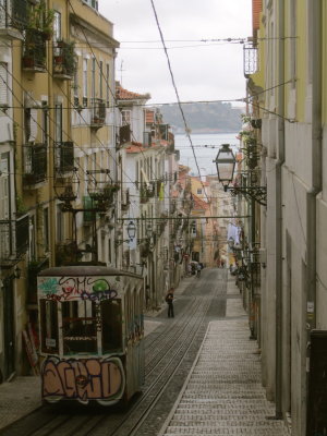 Bica elevador (tram on a short, steep street)