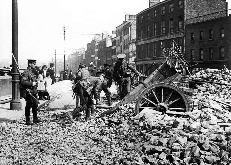 1916 - British soldiers cleaning up