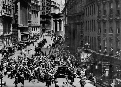 1916 - Curb market traders on Broad Street