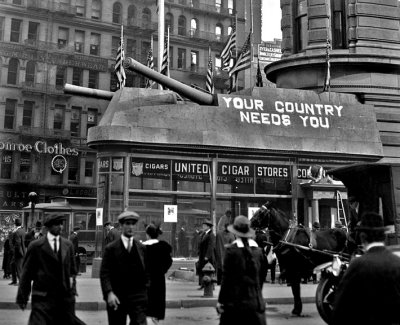 1917 - Navy recruiting station at the base of the Flatiron Building