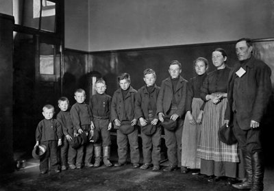 1900s - Immigrant family on Ellis Island