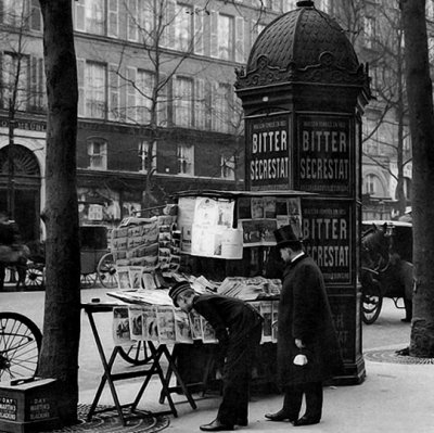 1900's - At a newstand