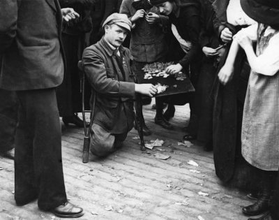 1919 - Veteran selling his medals, Bastille Day