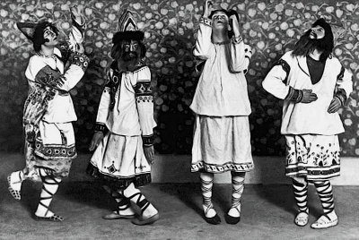 1913 - Dancers in Le Sacre du Printemps (The Rite of Spring)