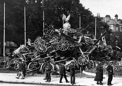 1918 - German guns on the Champs Elysees
