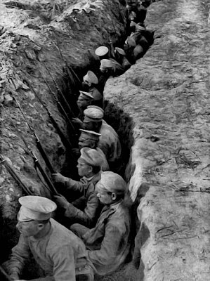 1917 - Russian troops awaiting a German attack