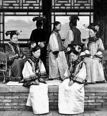 c. 1910 - Manchu ladies of the court