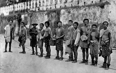 1900 - Prisoners used as slave labor