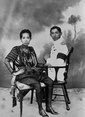 1912 - Prince Mahidol with his mother, Queen Sawang Watana 