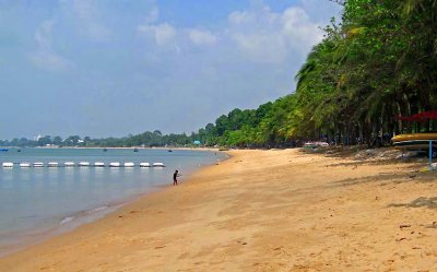 Long view of the beach at Bang Saray