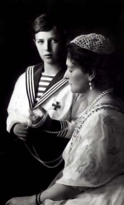 1913 - Alexei with his mother, Alexandra