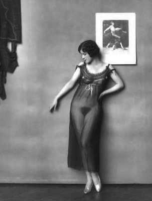 1912 - Woman in silver shoes